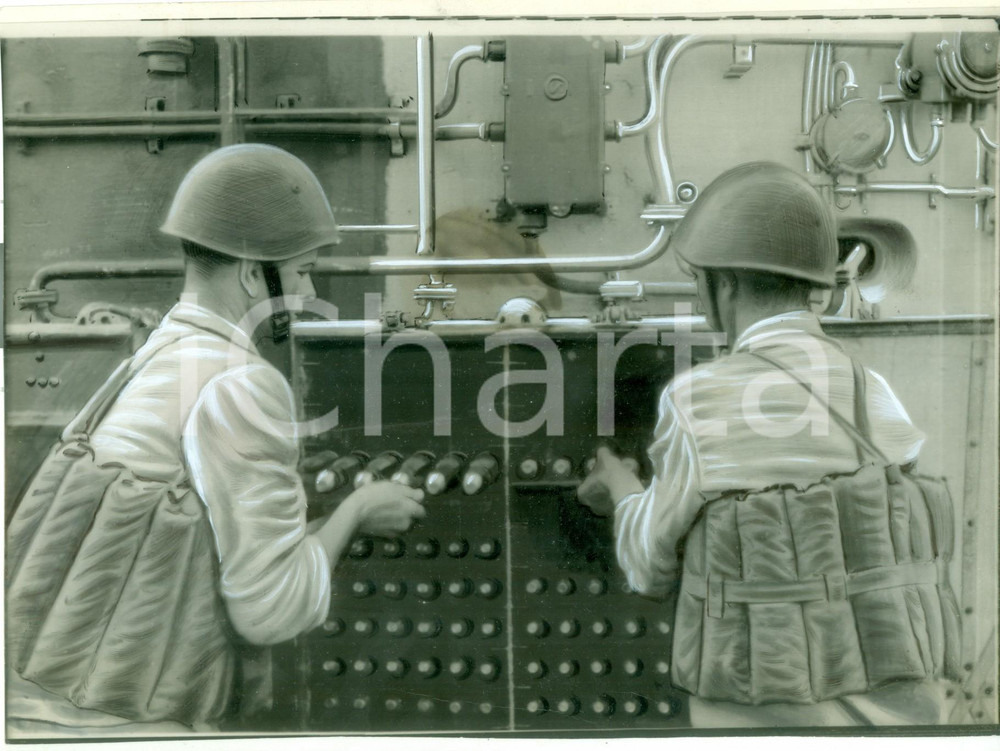 Fotografia d epoca originale 1942 GUERRA NAVALE WW2 marinai italiani caricano mitragliere contraeree FOTO 1