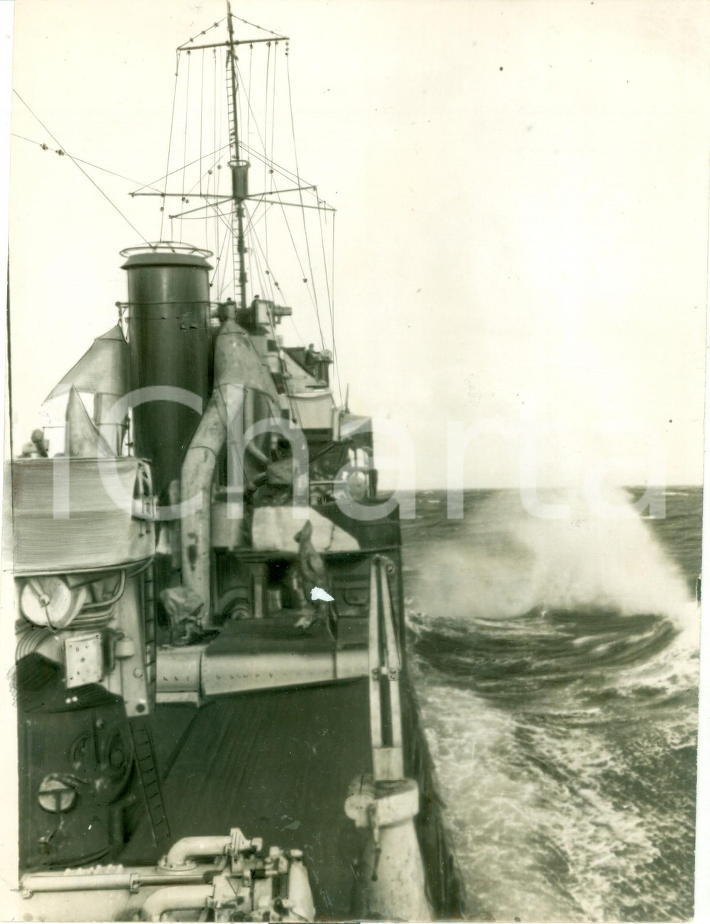 Fotografia d epoca originale 1942 GUERRA NAVALE WW2 Cacciatorpediniere naviga nella tempesta nel MEDITERRANEO 1