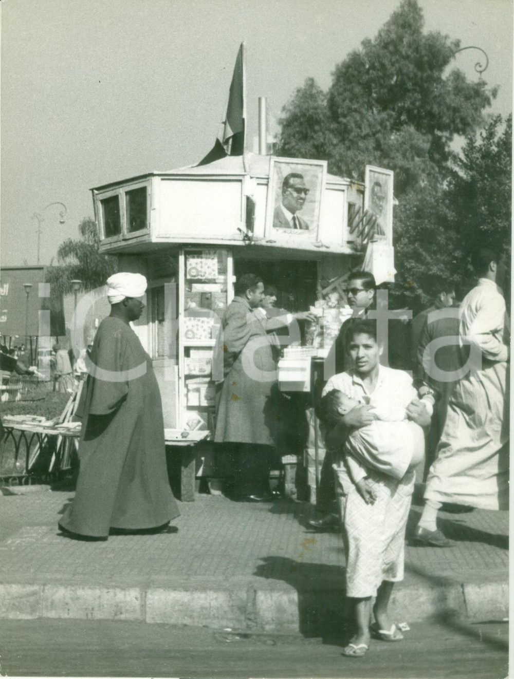 Fotografia d epoca originale 1950 ca IL CAIRO EGITTO A passeggio davanti a un edicola Fotografia 1