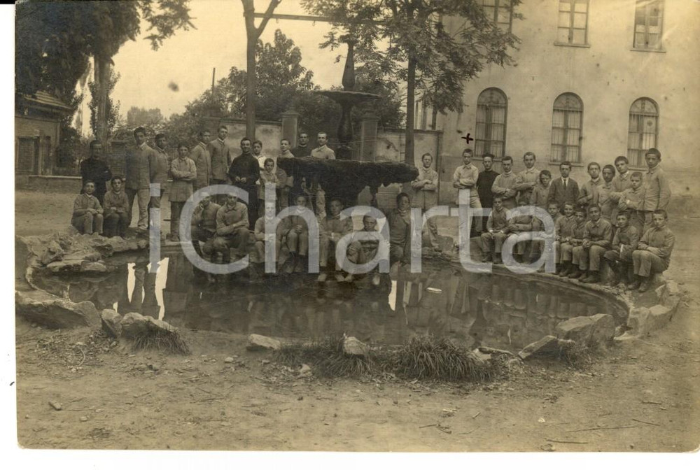 Fotografia d epoca originale 1926 TORINO Collegiali e sacerdoti intorno a una fontana in rovina Foto FP 1