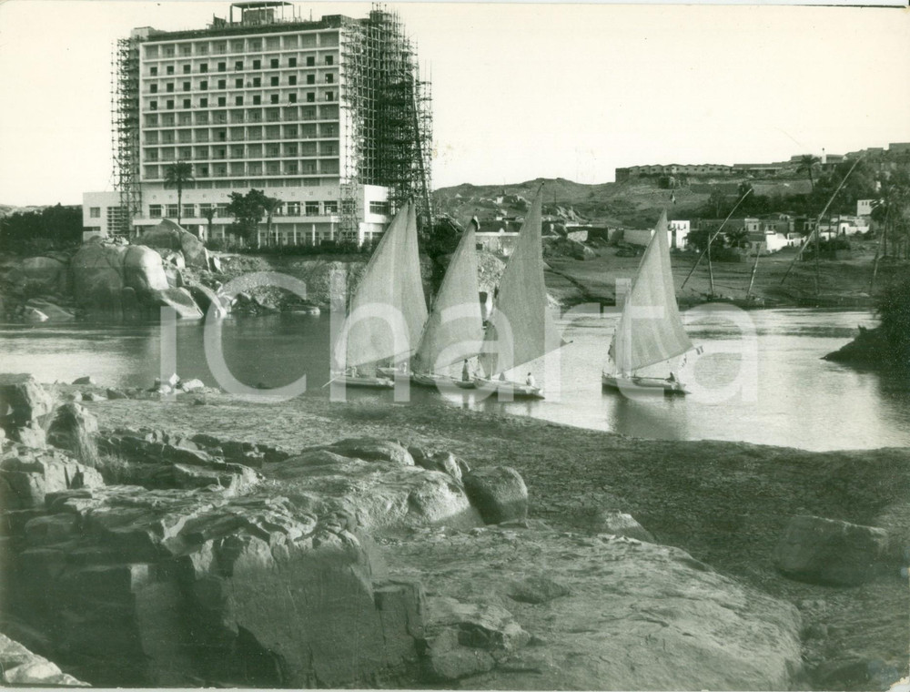 Fotografia d epoca originale 1950 ca IL CAIRO EGITTO Costruzione di un nuovo hotel e barche a vela FOTO 1