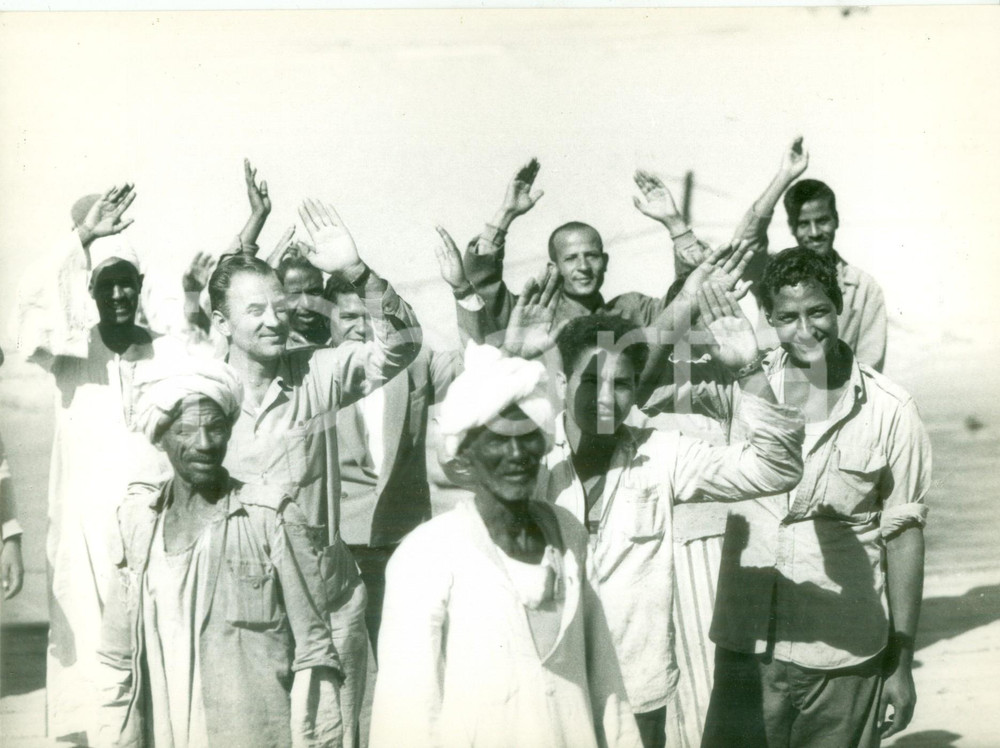 Fotografia d epoca originale 1950 ca IL CAIRO EGITTO Abitanti e turisti salutano il fotografo Fotografia 1