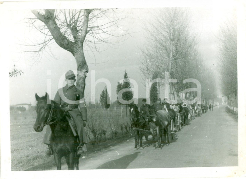 Fotografia d epoca originale 1940 ca RIGA LETTONIA WW2 Una colonna di profughi in marcia Fotografia 1