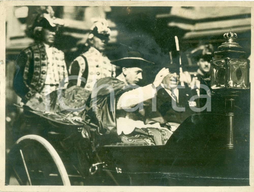 Fotografia d epoca originale 1929 MILANO Card. Ildefonso SCHUSTER acclamato all ingresso in Duomo DANNEGGIATA 1