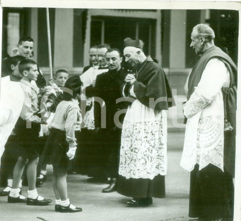 Fotografia d epoca originale 1939 MILANO Card. Ildefonso SCHUSTER impartisce cresima a bambini CASA DEL SOLE 1