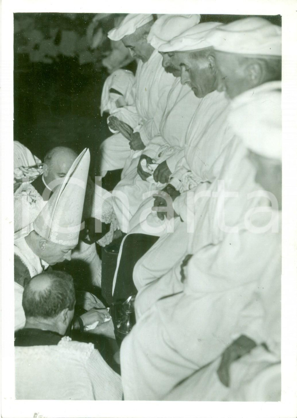 Fotografia d epoca originale 1938 MILANO Card. Ildefonso SCHUSTER lava i piedi ai Vecchioni del Giovedì Santo 1