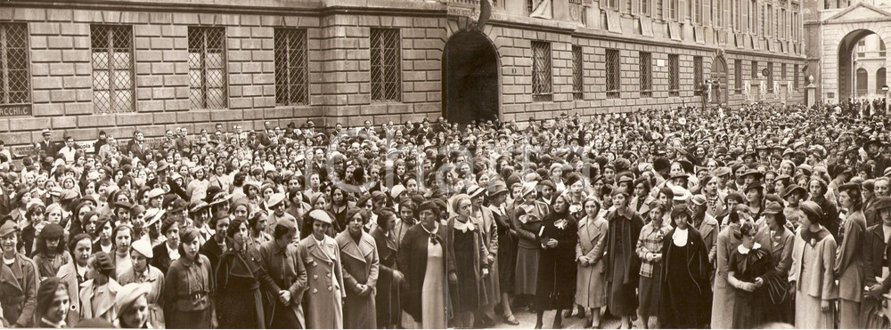 Fotografia d epoca originale 1936 MILANO Studenti e studentesse in Piazza BELGIOIOSO Fotografia DOPPIA 1
