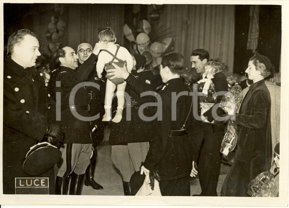 Fotografia d epoca originale 1939 ROMA FORO MUSSOLINI Achille STARACE distribuisce Befana Fascista alla GIL 1
