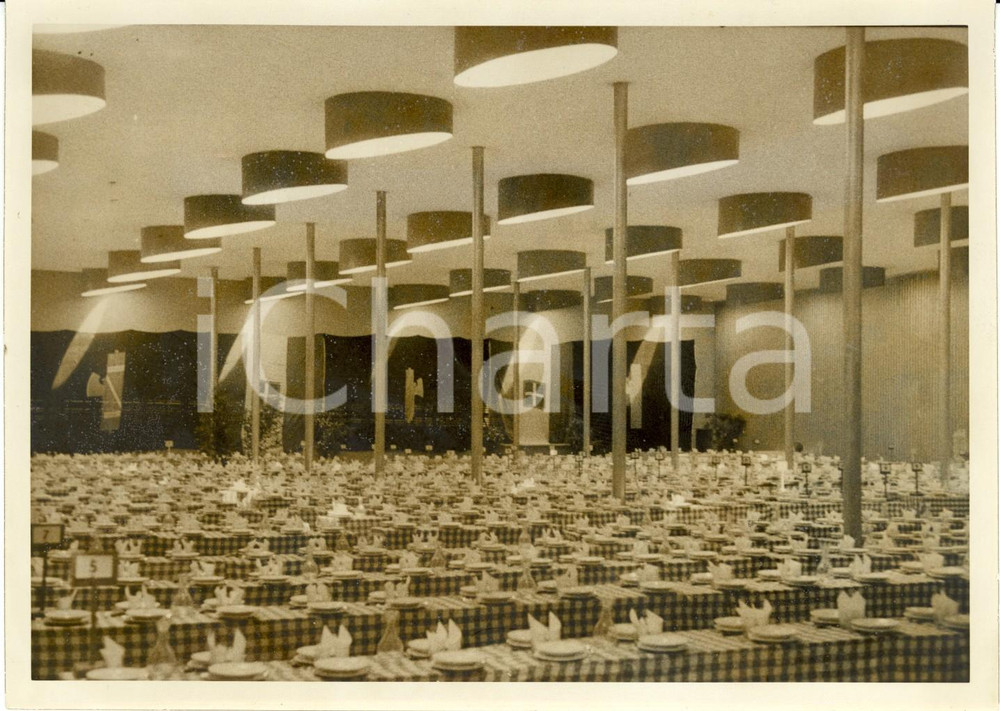 Fotografia d epoca originale 1939 ROMA CIRCO MASSIMO Refettorio per 70.000 donne sfilata Fascismo femminile 1