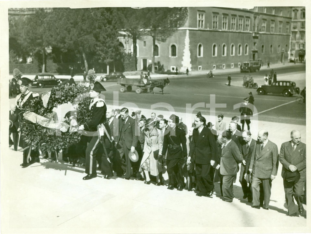 Fotografia d epoca originale 1939 ROMA Turisti inglesi visitano Tomba MILITE IGNOTO Fotografia 1