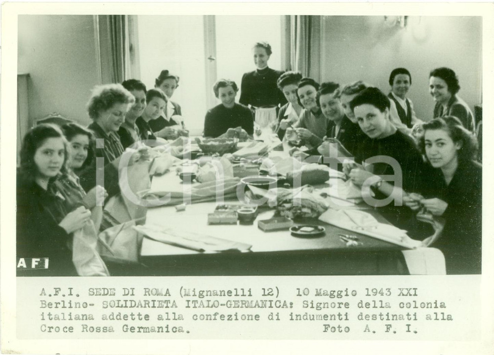 Fotografia d epoca originale 1943 ROMA WWII Donne colonia italiana cuciono indumenti CROCE ROSSA GERMANICA 1