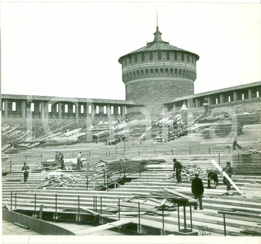 Fotografia d epoca originale 1939 MILANO CASTELLO SFORZESCO Costruzione tribune per Estate Musicale FOTO 1