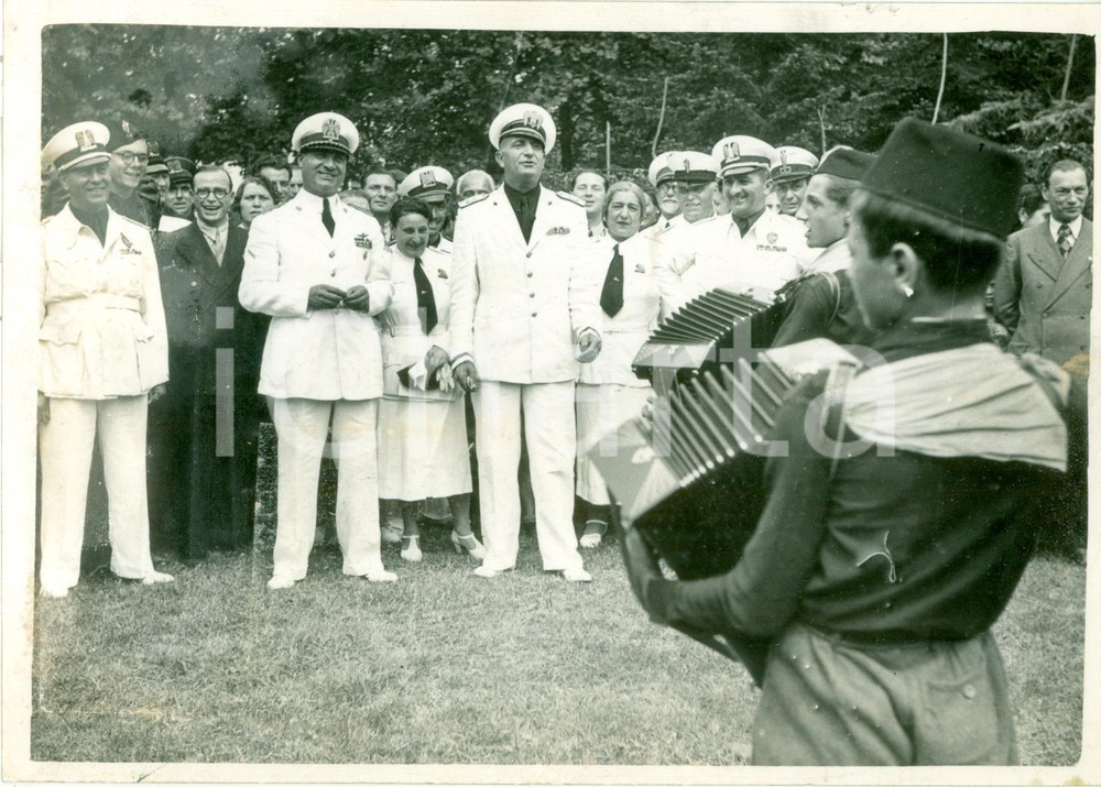 Fotografia d epoca originale 1939 MILANO Avanguardisti suonano fisarmonica per Rino PARENTI Fotografia 1