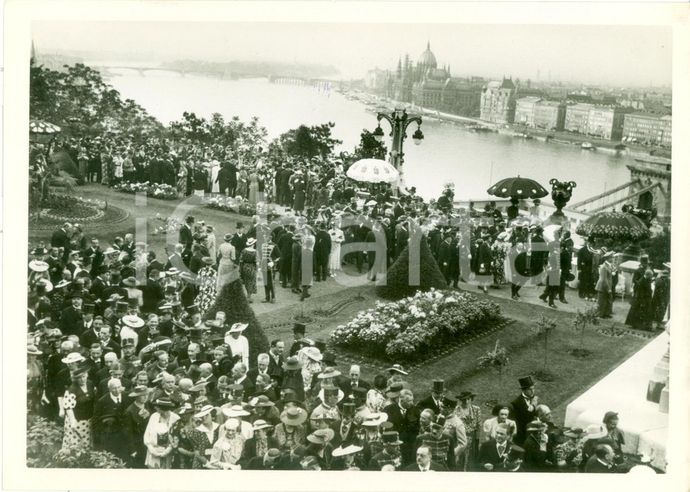 Fotografia d epoca originale 1937 BUDAPEST VARHEGY Cerimonia per Sovrani d ITALIA alla Fortezza Fotografia 1