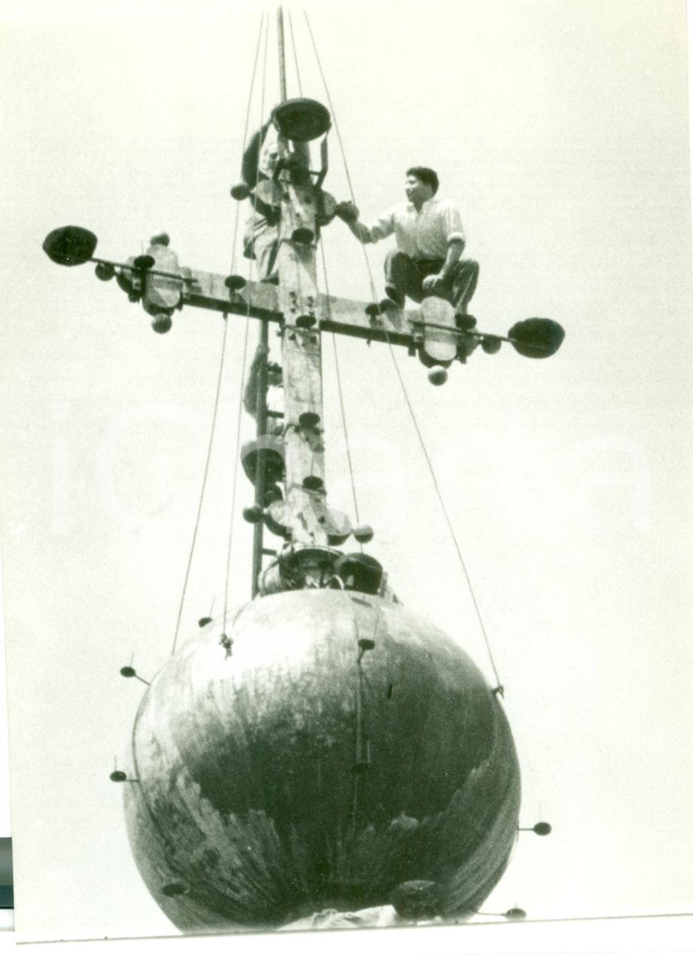 1936 CITTA' DEL VATICANO Sampietrini illuminano Cupola per 80° compleanno PIO XI