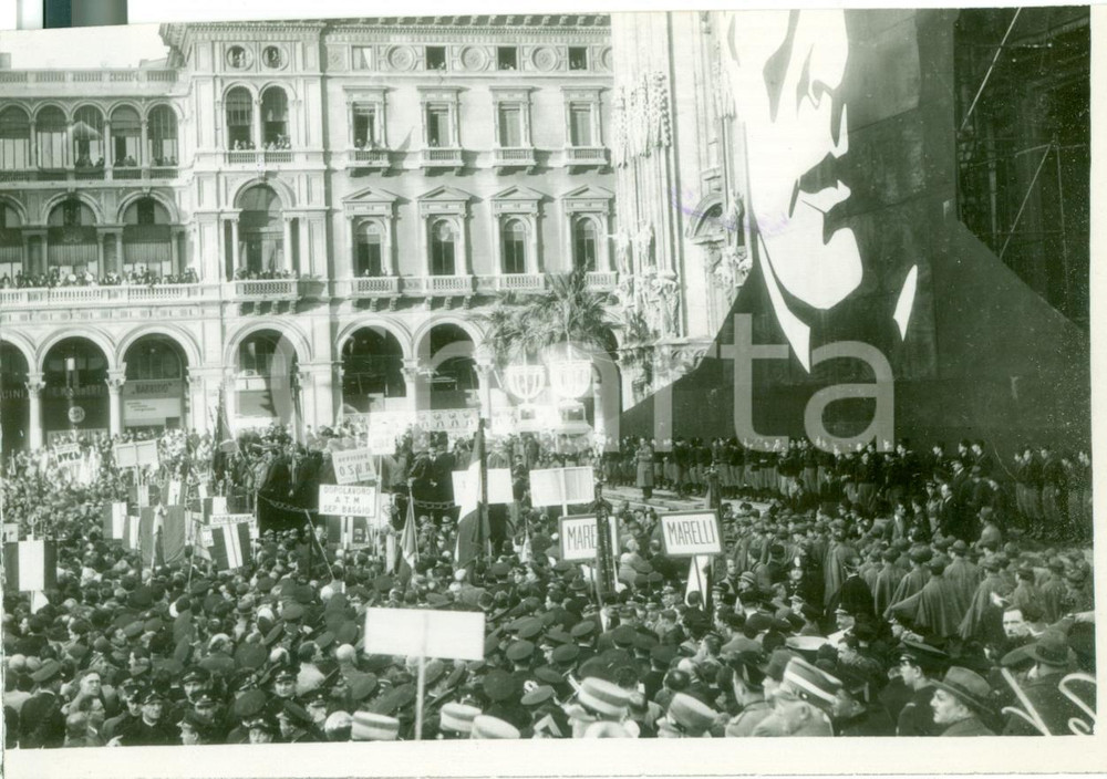 Fotografia d epoca originale 1933 MILANO Dopolavoristi ERCOLE MARELLI Manifesto DUCE su DUOMO Fotografia 1