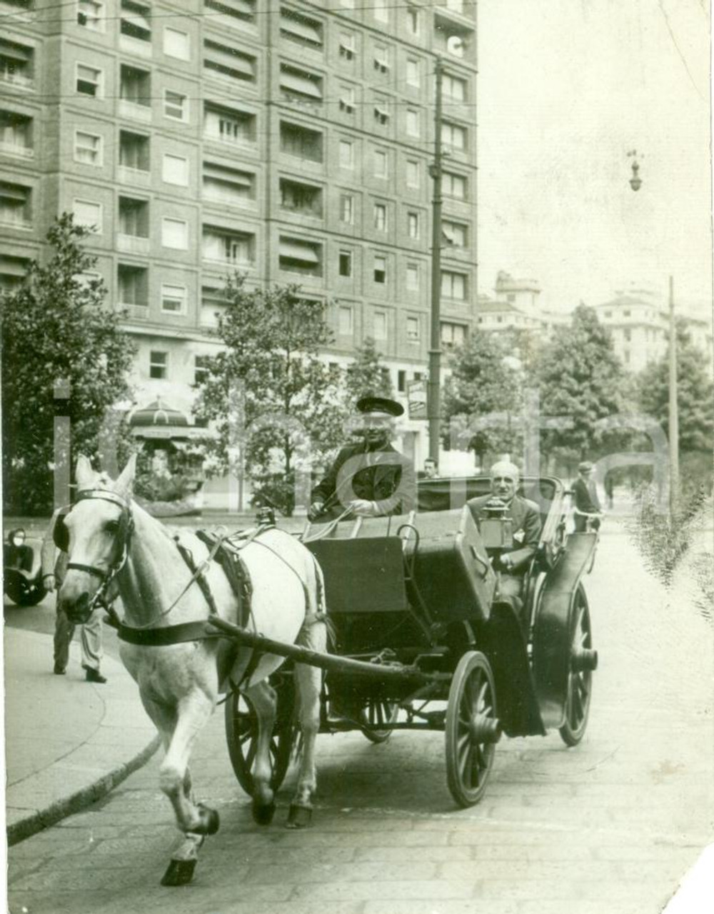 Fotografia d epoca originale 1930 ca MILANO Giorno senza automobili a passeggio con il BRUM Fotografia 1