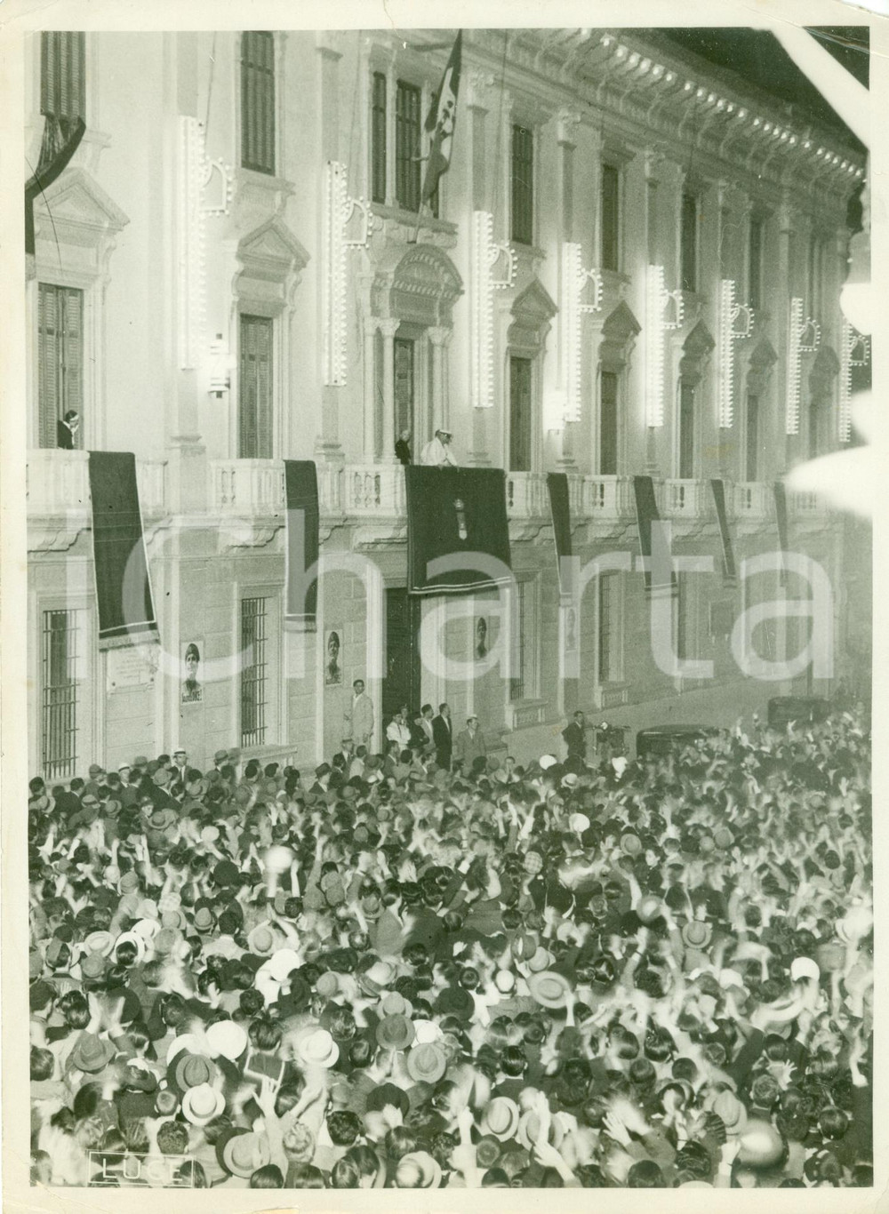 Fotografia d epoca originale 1936 AVELLINO Benito MUSSOLINI acclamato al Palazzo del Governo FOTOGRAFIA 1