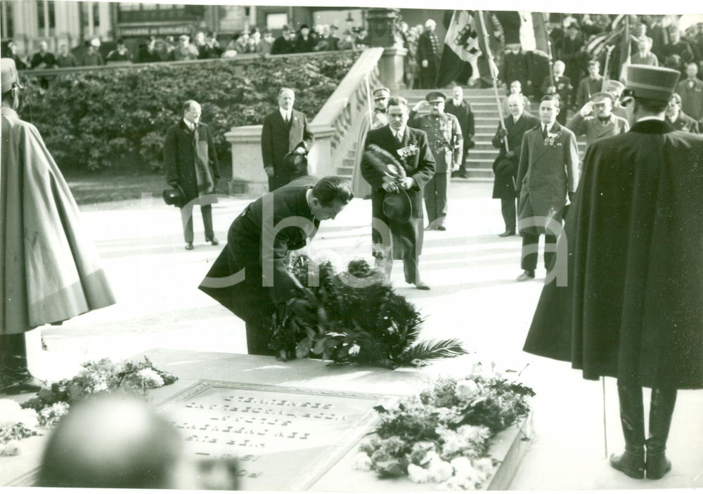 Fotografia d epoca originale 1931 BRUXELLES Anniversario VITTORIA Fiori al Monumento ai caduti FOTOGRAFIA 1