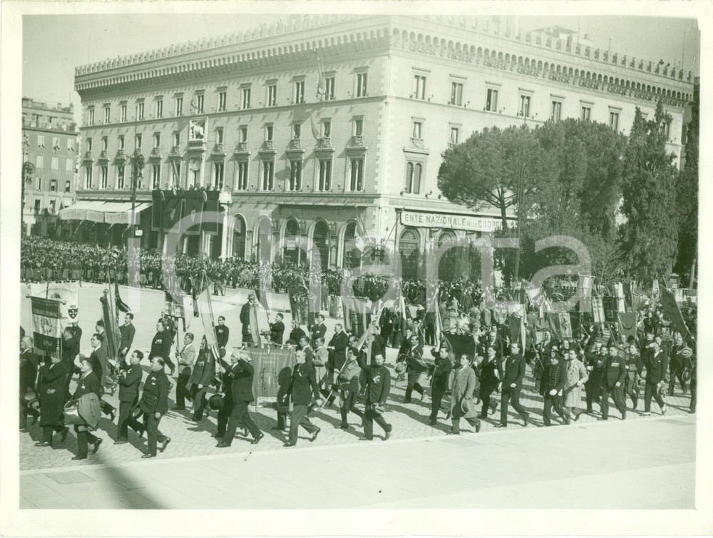 Fotografia d epoca originale 1931 ROMA PALAZZO VENEZIA Corteo dei Combattenti per XIII Annuale della VITTORIA 1