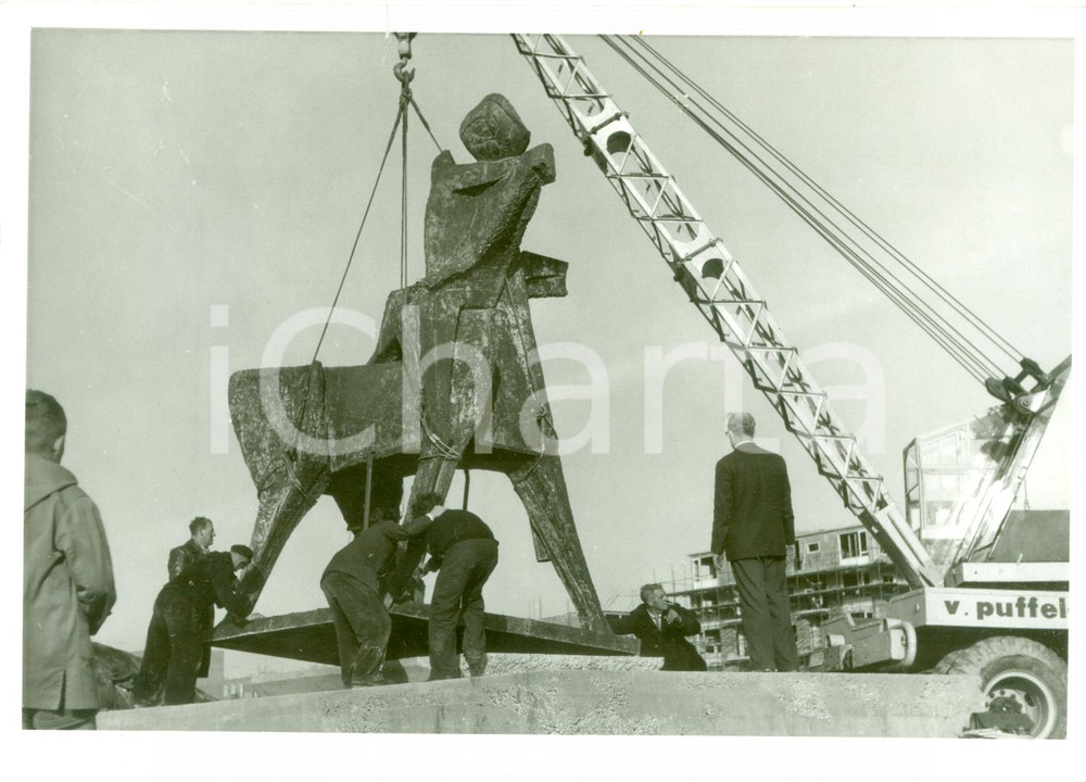 Fotografia d epoca originale 1935 ca DEN HAAG NL Scultura ARCANGELO Marino MARINI collocata in sede FOTO 1
