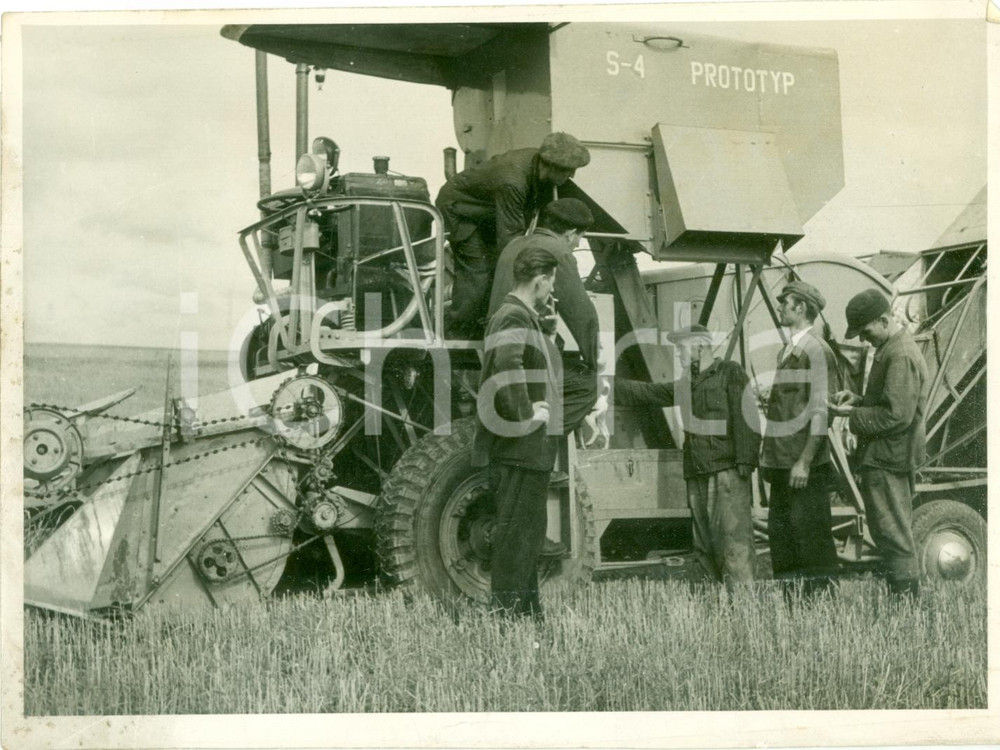 Fotografia d epoca originale 1955 ca SZCZECIN POLONIA Contadini con nuova mietitrice S4 PROTOTYP Foto 1