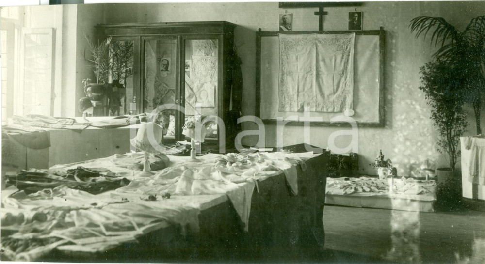 Fotografia d epoca originale 1930 ca MILANO Alunne FOCOLARE espongo a OPERA CARDINAL FERRARI Sala modisteria 1