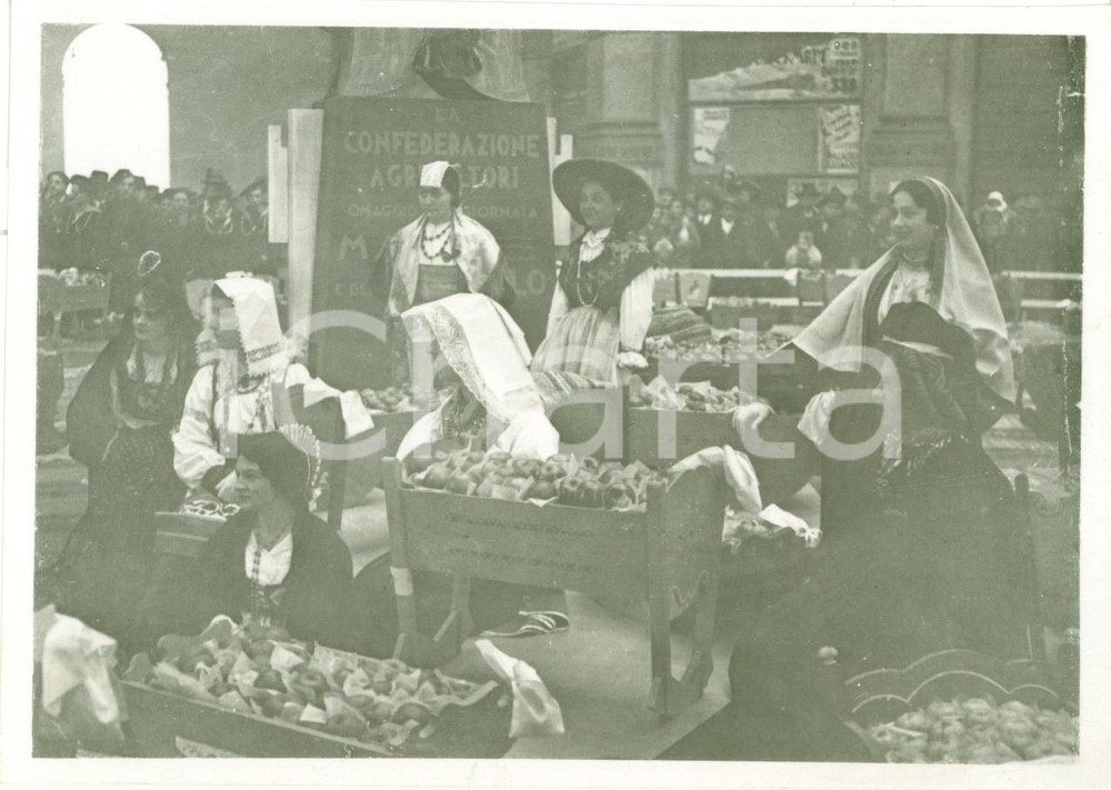 Fotografia d epoca originale 1933 MILANO Contadine in costume Confederazione Agricoltori culle premio FOTO 1