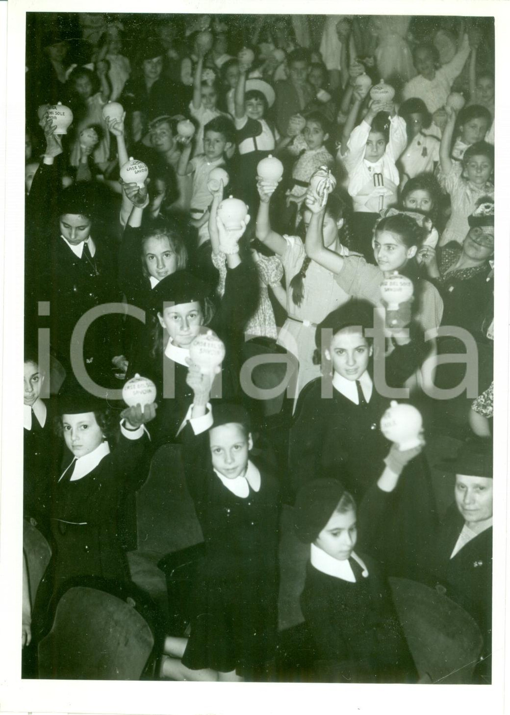 Fotografia d epoca originale 1939 ROMA TEATRO ADRIANO Scolaretti offrono salvadanaio PRO CASA SOLE SAVOIA 1