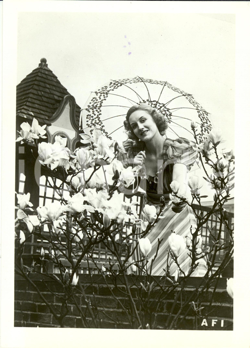 Fotografia d epoca originale 1941 SAARBRUCKEN D Ragazza in costume tradizionale con ombrellino Fotografia 1
