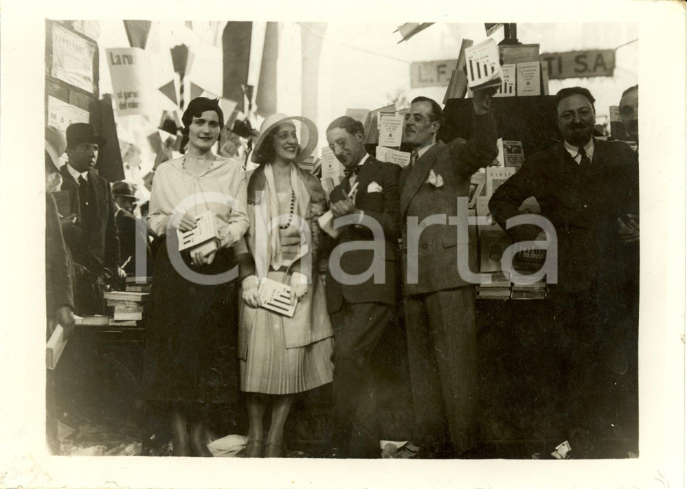 Fotografia d epoca originale 1931 MILANO Fiera del Libro Alberto COLANTUONI libro Di tutto un po  Fotografia 1