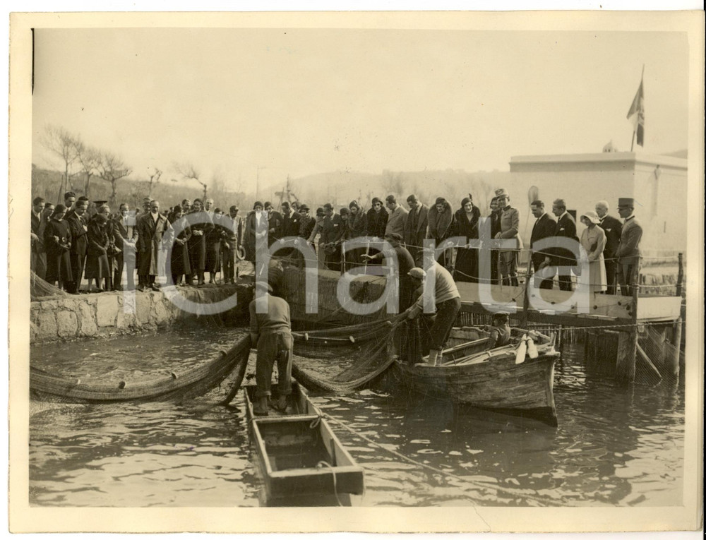 Fotografia d epoca originale 1932 NAPOLI Principe UMBERTO II osserva pescatori con le reti FOTO 1