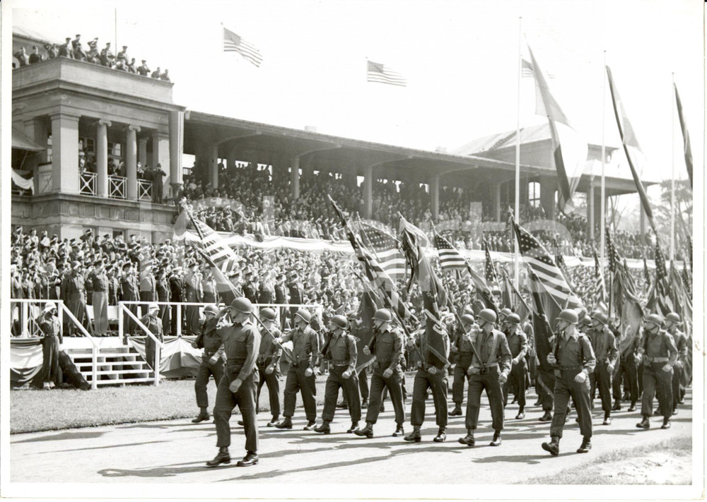 Fotografia d epoca originale 1952 FRANCOFORTE D Soldati STATUNITENSI allo stadio per Dwight EISENHOWER Foto 1