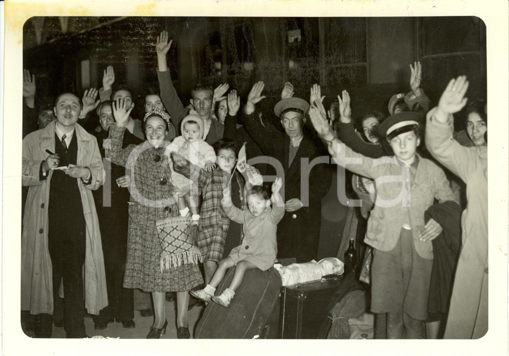 Fotografia d epoca originale 1940 ROMA Italiani rimpatriati da GRECIA al loro arrivo alla stazione Foto 1