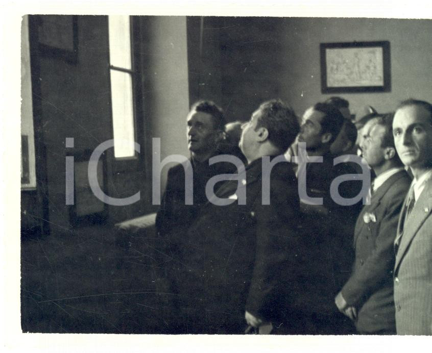 Fotografia d epoca originale 1934 TREVIGLIO BG On. Mariano LA VIA visita la Mostra Artigiana Foto 11 x 8 cm 1