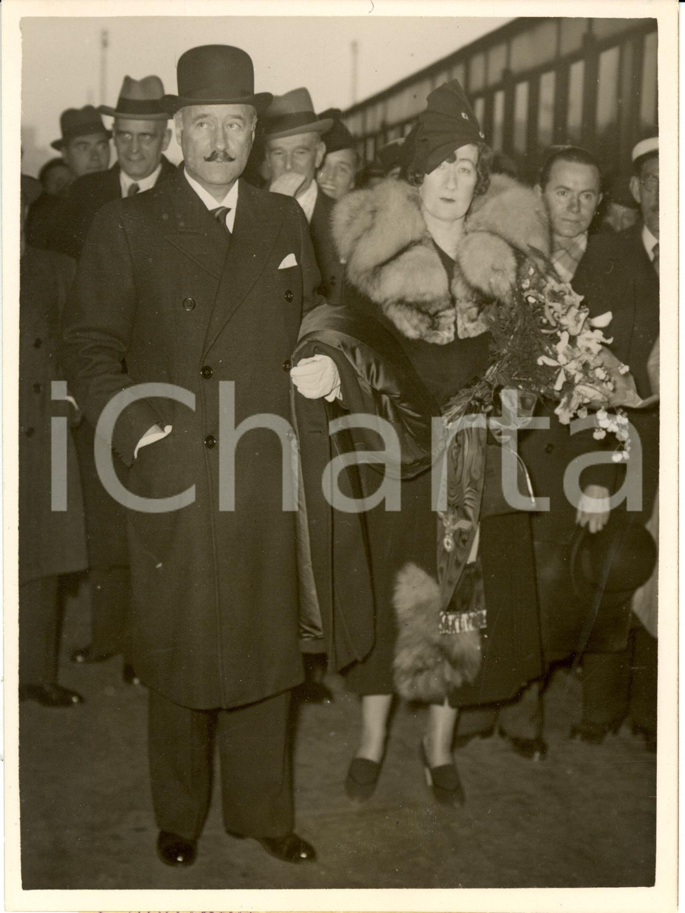 Fotografia d epoca originale 1938 PARIS F AndrÃ© FranÃ§oisPONCET et sa femme Ã  la Gare du NORD Photographie 1