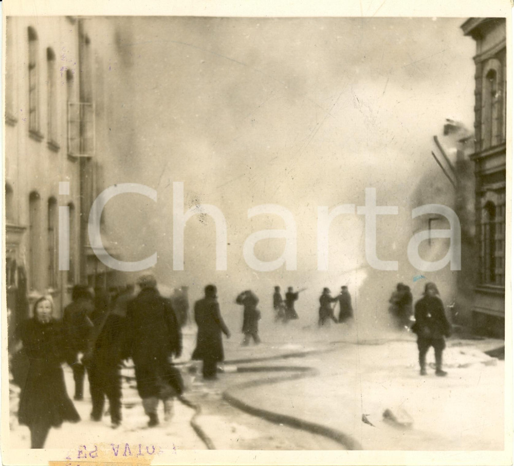 Fotografia d epoca originale 1940 FINLANDIA Incendio e sgomento abitanti per bombardamento SOVIETICO Foto 1