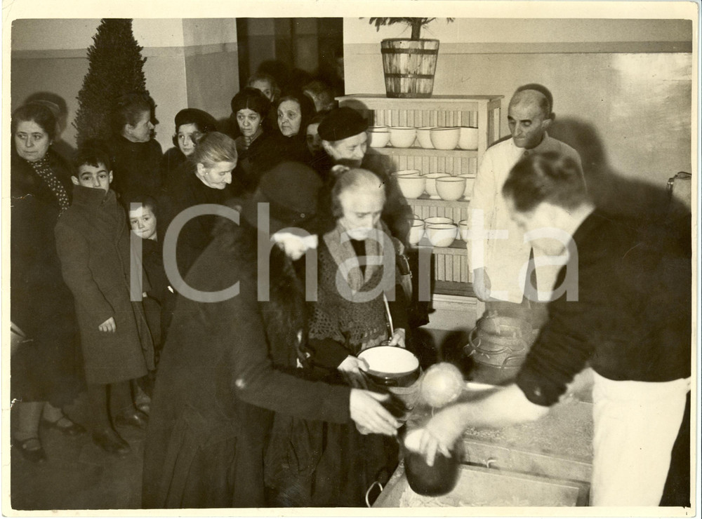 Fotografia d epoca originale 1938 MILANO Via OLMETTO Gruppo Rionale SCIESA  Poveri ricevono rancio Foto 1