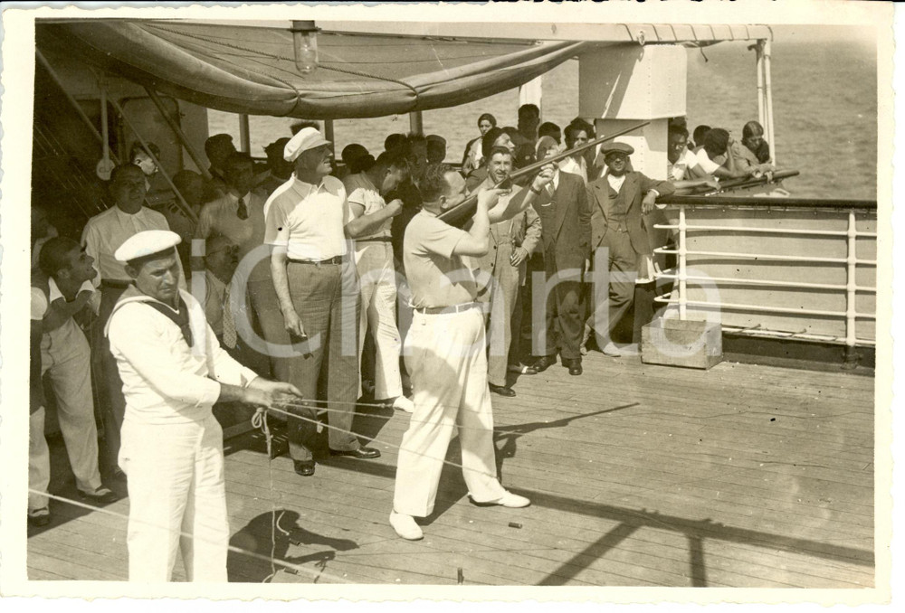Fotografia d epoca originale 1933 Mar MEDITERRANEO Crocieristi durante gara di tiro al piattello Fotografia 1