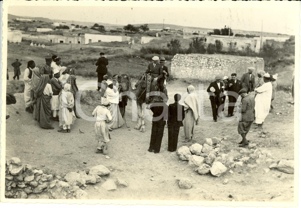 Fotografia d epoca originale 1933 TRIPOLI Libia Crocieristi italiani fanno escursione con cammello Foto 1