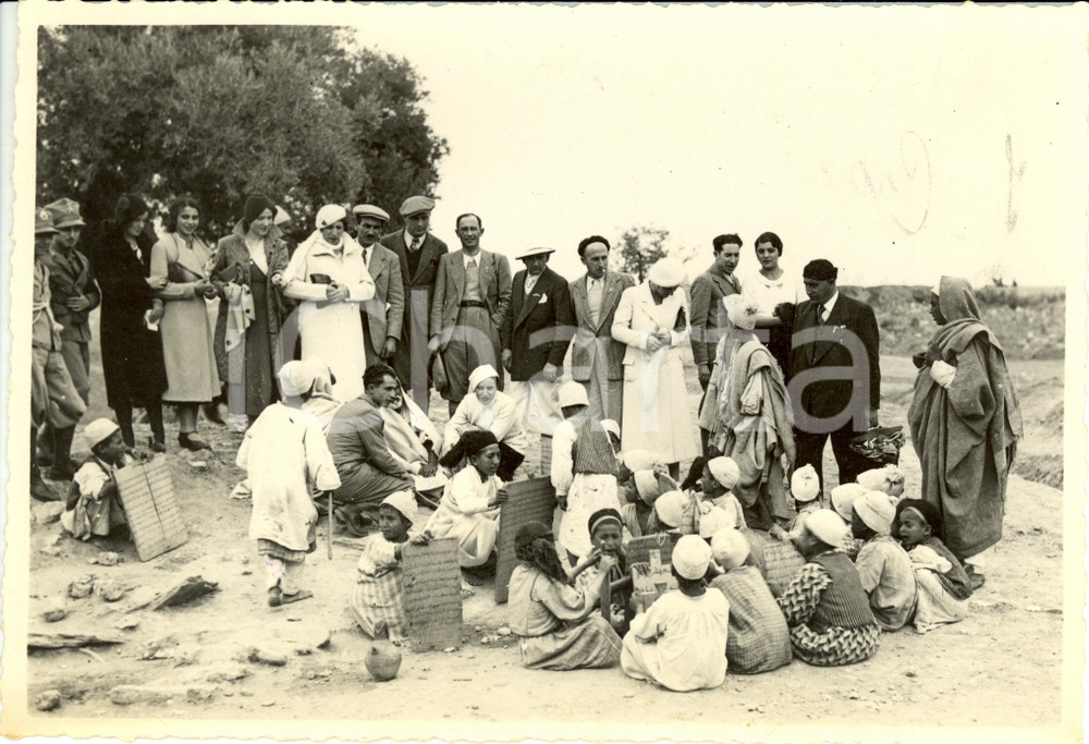 Fotografia d epoca originale 1933 TRIPOLI Libia Crocieristi incontrano un gruppo di studenti Fotografia 1