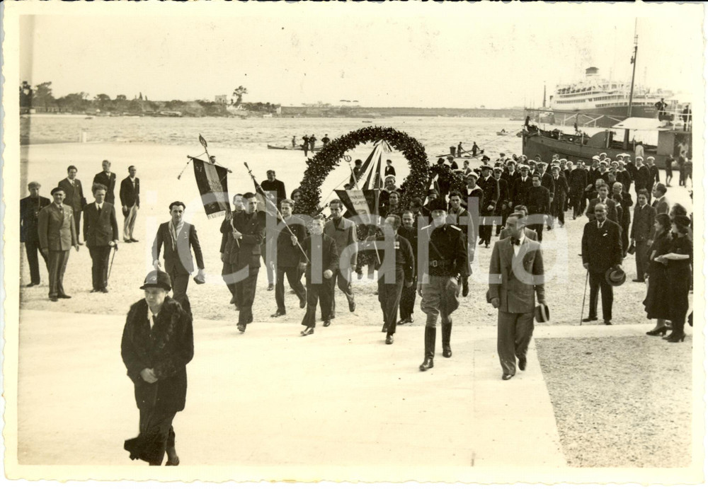 Fotografia d epoca originale 1933 BRINDISI Crocieristi milanesi corona Monumento Marinaio d Italia Foto 1