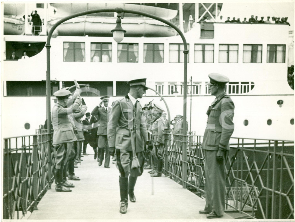Fotografia d epoca originale 1935 TRIESTE Duca d AOSTA saluta operai in partenza per AFRICA ORIENTALE Foto 1