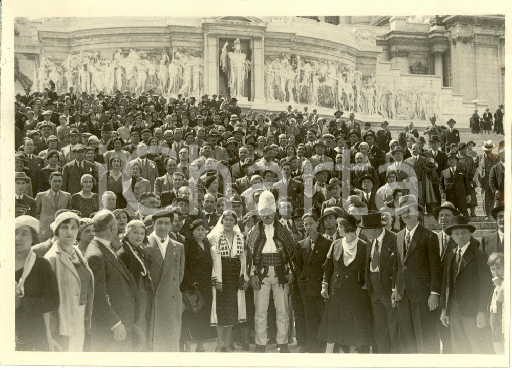 Fotografia d epoca originale 1933 ROMA Comitiva turistica RUMENA omaggio tomba Milite Ignoto Fotografia 1