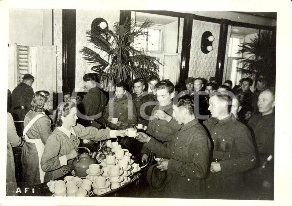 Fotografia d epoca originale 1942 PETROZAVODSK Carelia Donne volontarie LOTTA SVARD offrono tÃ¨ a soldati Foto 1
