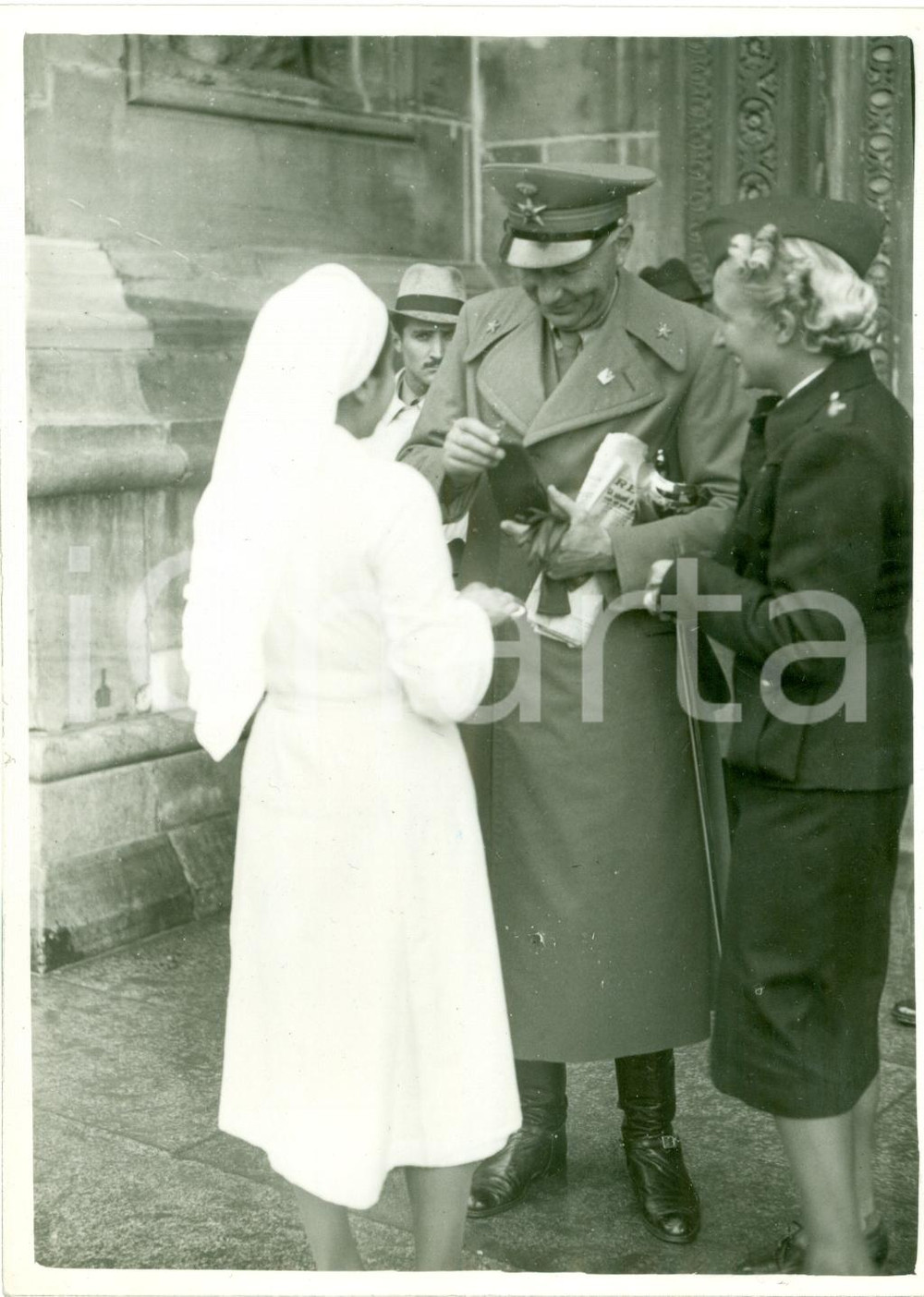 Fotografia d epoca originale 1939 MILANO Infermiera dona spilla DOPPIA CROCE a ufficiale militare Fotografia 1