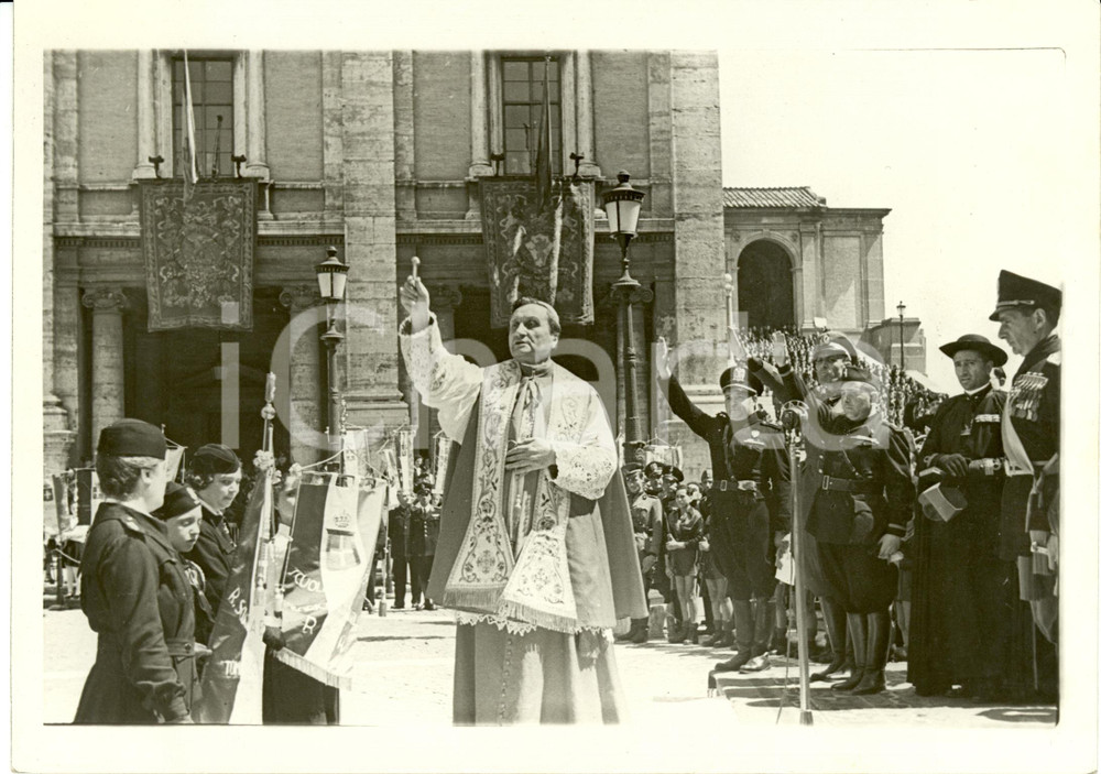 Fotografia d epoca originale 1939 ROMA Angelo BARTOLOMASI Monsignore benedice gagliardetti scuole Fotografia 1