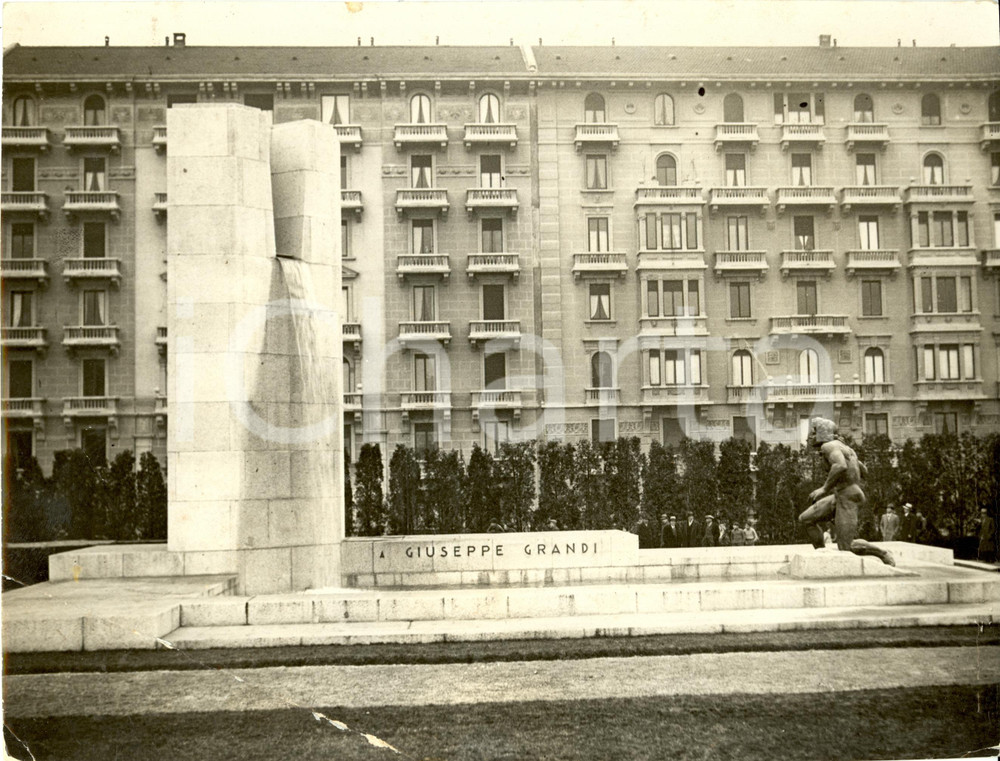 Fotografia d epoca originale 1936 MILANO Monumento a Giuseppe GRANDI Scultore Werther SEVER Foto DANNEGGIATA 1