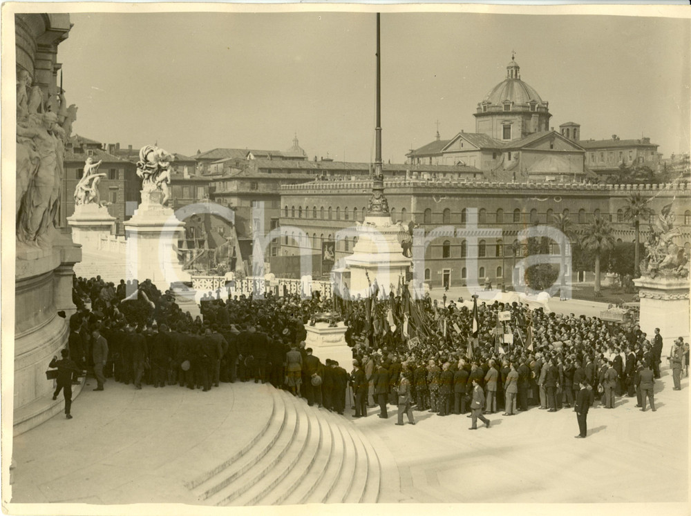 Fotografia d epoca originale 1930 ROMA Gruppo di RURALI di MILANO omaggio alla tomba del Milite Ignoto Foto 1