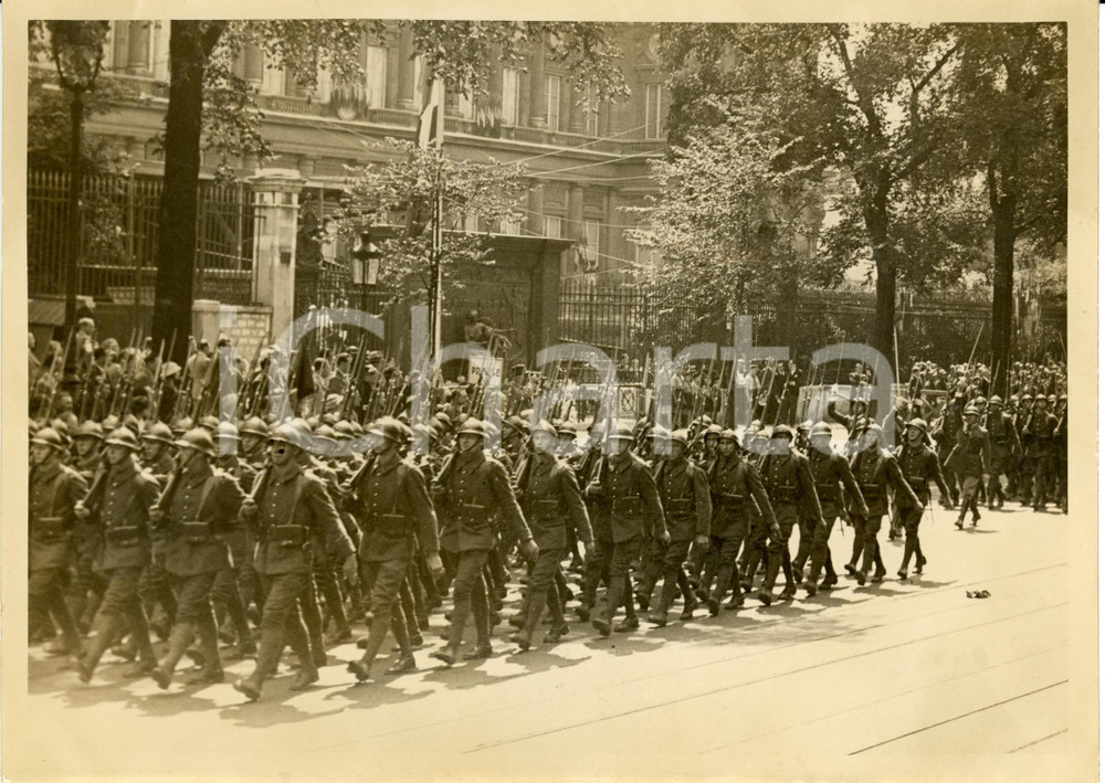 Fotografia d epoca originale 1937 PARIS F Troupes devant Monument ARISTIDE BRIAND de Paul LANDOWSKI Photo 1
